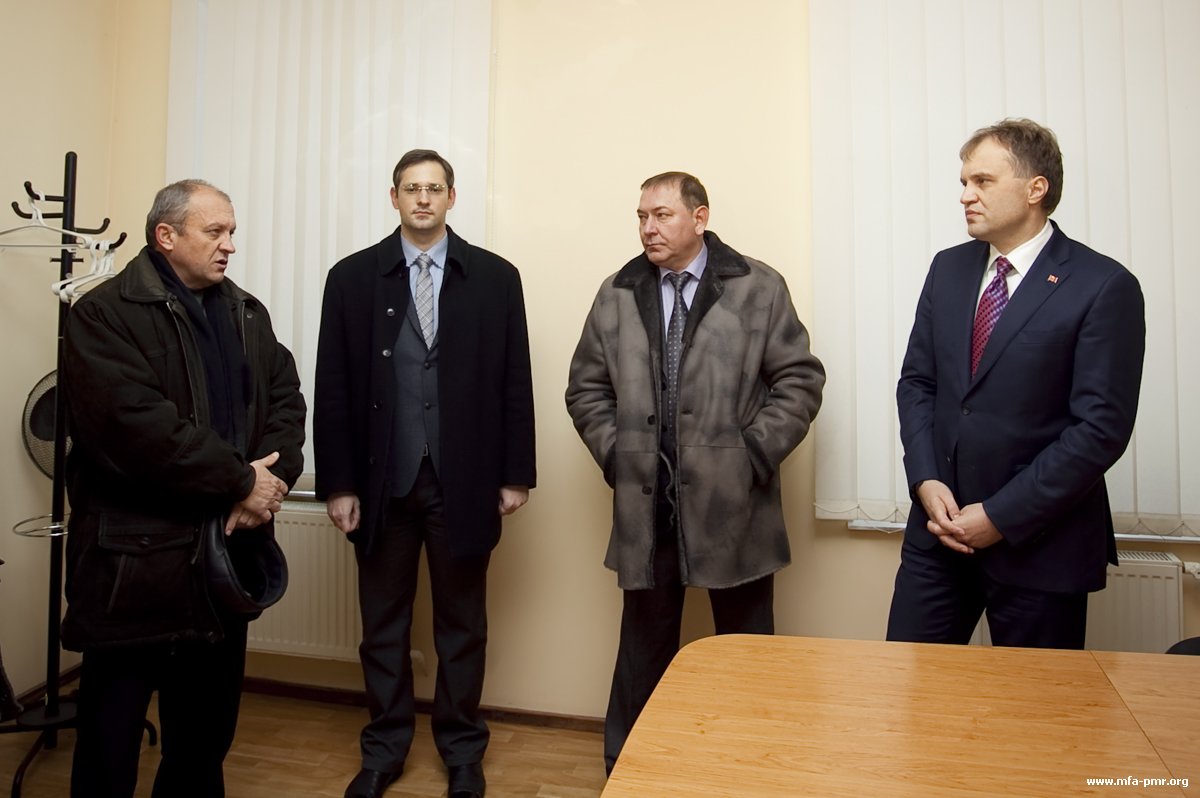 Президент осмотрел дополнительный корпус, выделенный для работы консульского пункта Посольства Российской Федерации